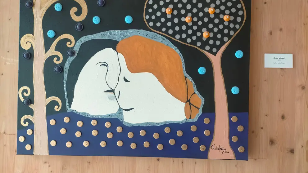 Na obra &ldquo;Amor p&eacute;treo&rdquo;, Xulio Fontes emprega elementos mat&eacute;ricos e xogos visuais para constru&iacute;r unha escena intimista e po&eacute;tica, fiel ao seu singular universo creativo.