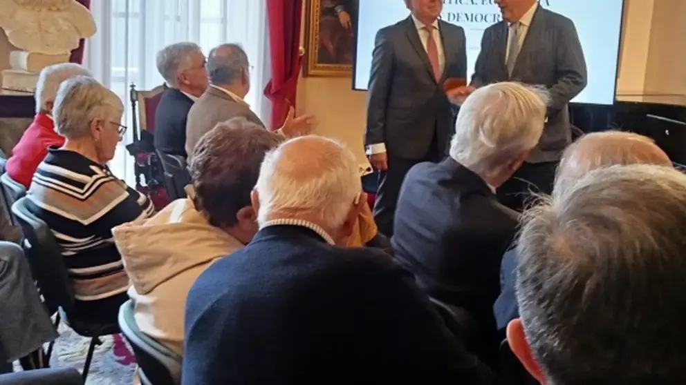 Pedro Puy Fraga conversa con el presidente de la Real Sociedad Econ&oacute;mica compostelana, Francisco Loimil Garrido, antes del inicio del coloquio celebrado en Santiago.