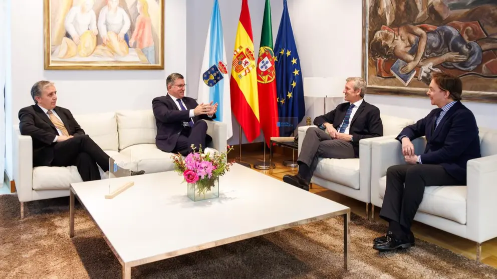 Alfonso Rueda y &Aacute;lvaro Santos durante la reuni&oacute;n institucional celebrada en Santiago para reforzar la cooperaci&oacute;n entre Galicia y el Norte de Portugal en materia de infraestructuras, fondos europeos y promoci&oacute;n conjunta del Xacobeo 2027.