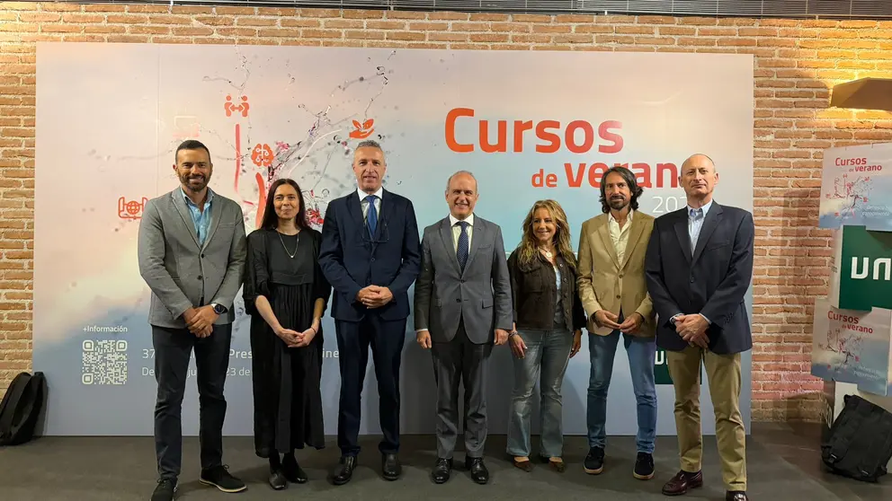 El equipo directivo de la UNED Pontevedra asisti&oacute; en Madrid a la presentaci&oacute;n oficial de los Cursos de Verano 2026 junto al rector de la UNED, Ricardo Mairal, y representantes de distintos centros de la Universidad Nacional de Educaci&oacute;n a Distancia.