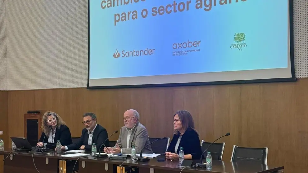 Juan Jos&eacute; Cervi&ntilde;o, durante la presentaci&oacute;n de la conferencia sobre la PAC 2026 organizada por Banco Santander y la Asociaci&oacute;n de J&oacute;venes Empresarios de Berganti&ntilde;os en Carballo.