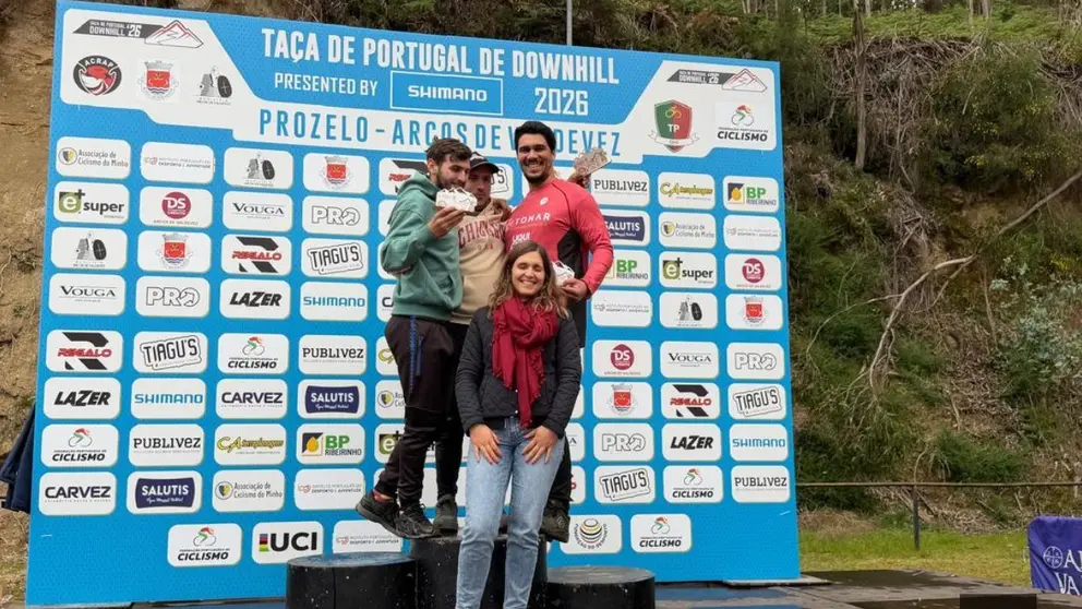 Ganadores y participantes posan durante la ceremonia de entrega de premios de la Copa de Portugal de Downhill celebrada en Prozelo, Arcos de Valdevez.