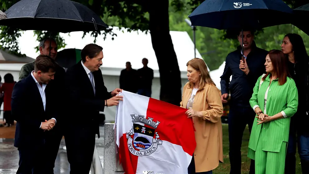 Momento del descubrimiento de la placa inaugural del nuevo espacio tur&iacute;stico y de atenci&oacute;n al visitante junto a la zona ribere&ntilde;a de Ponte da Barca.