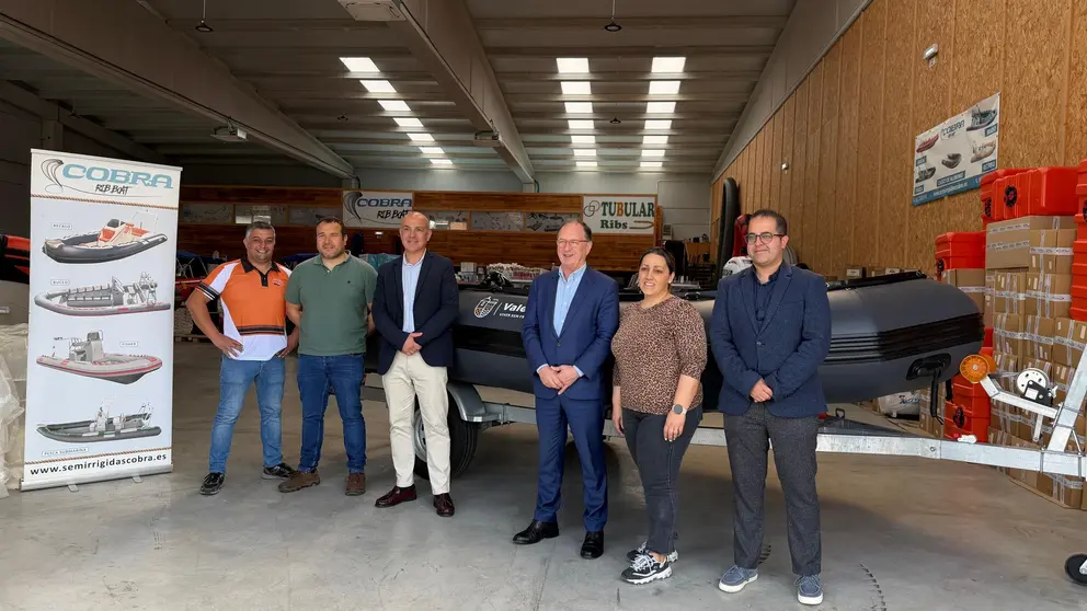 Representantes de Nauticol y del Ayuntamiento de Valen&ccedil;a posan junto a la embarcaci&oacute;n semirr&iacute;gida donada al Servicio Municipal de Protecci&oacute;n Civil para reforzar las labores de emergencia e intervenci&oacute;n en el r&iacute;o Mi&ntilde;o.