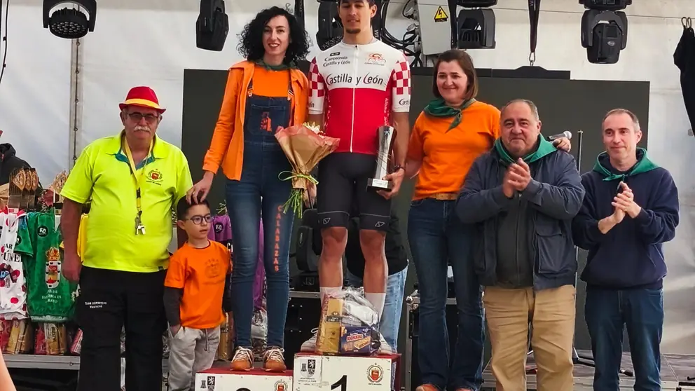 Adri&aacute;n Prieto celebra en el podio de Cevico de la Torre el t&iacute;tulo de campe&oacute;n de Castilla y Le&oacute;n en ruta tras finalizar tercero en la prueba disputada en Palencia.