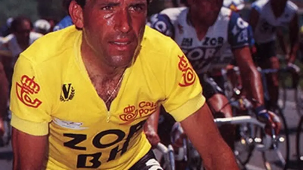 &Aacute;lvaro Pino, con el maillot amarillo de l&iacute;der de la Vuelta a Espa&ntilde;a de 1986, durante una de las etapas de la hist&oacute;rica edici&oacute;n que conquist&oacute; para el ciclismo gallego.
