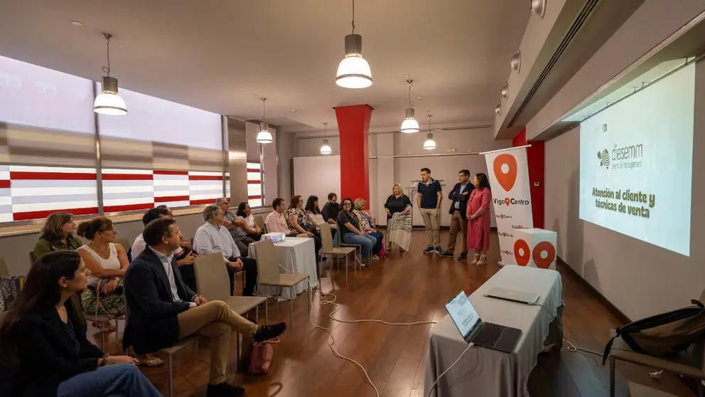 Gabriel Al&eacute;n y Ana Ortiz participaron en el desayuno informativo organizado por Vigo Centro sobre atenci&oacute;n al cliente y t&eacute;cnicas de venta, en una iniciativa apoyada por la Xunta de Galicia.