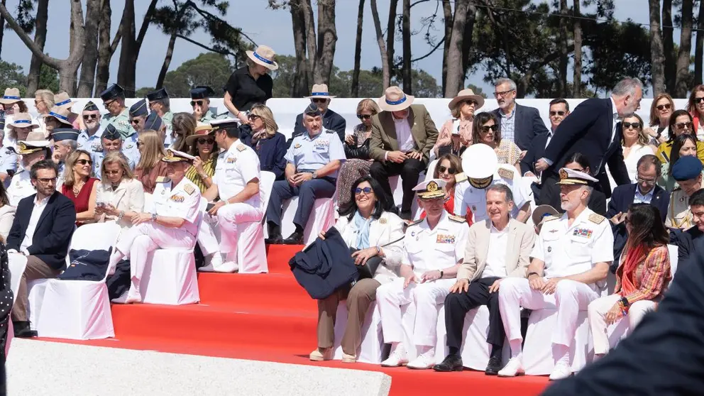 Autoridades civiles y militares ocuparon la tribuna principal durante la exhibici&oacute;n din&aacute;mica del D&iacute;a de las Fuerzas Armadas celebrada en Vigo, uno de los actos centrales de la conmemoraci&oacute;n presidida por el rey Felipe VI y seguida por miles de espectadores.