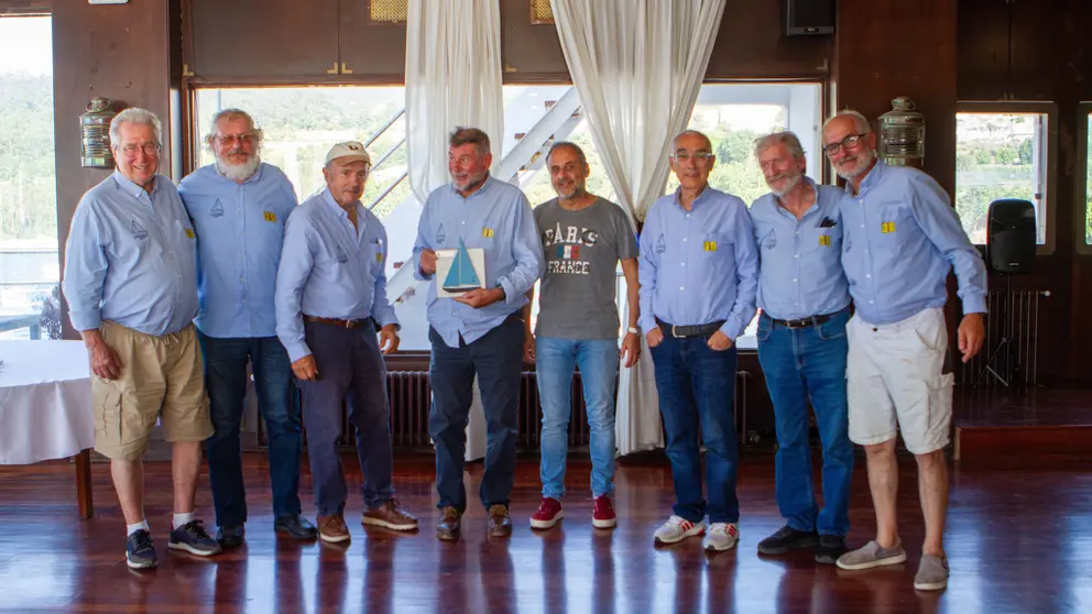 La tripulaci&oacute;n del "Cassandra", vencedor en Veteranos Cl&aacute;sicos, recibe su premio de manos del directivo del RCM Aguete, Joaqu&iacute;n Casal (4&ordm; por la dcha.)