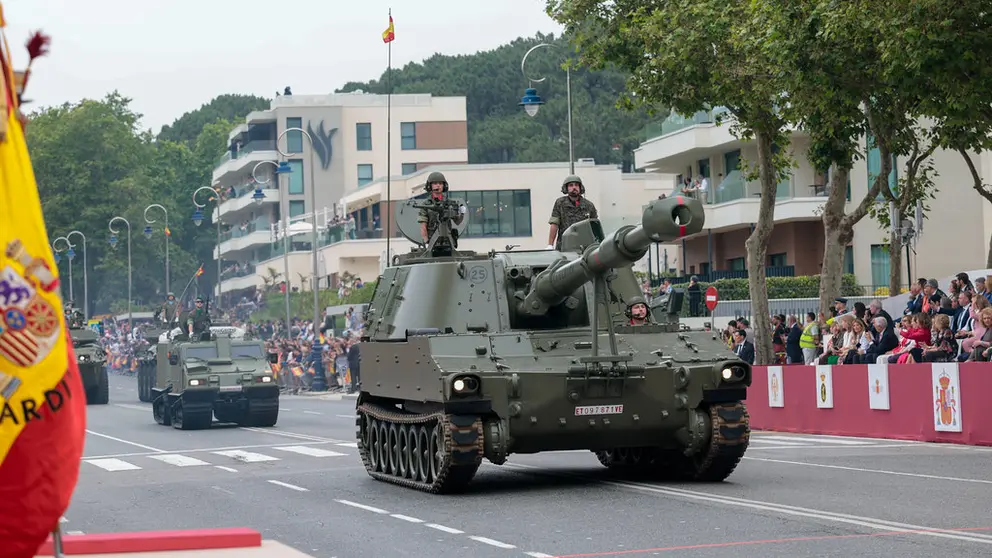Un ob&uacute;s autopropulsado del Ej&eacute;rcito de Tierra desfila por la avenida de Samil durante el acto central del D&iacute;a de las Fuerzas Armadas celebrado en Vigo, ante miles de espectadores que siguieron el paso de las unidades y veh&iacute;culos militares. MINISTERIO DEL INTERIOR