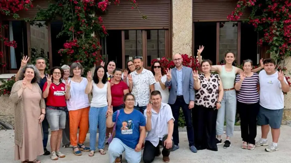 Participantes, familias acogedoras y representantes institucionales durante la jornada de convivencia y respiro familiar organizada por Acougo en O Carballi&ntilde;o, coincidiendo con la celebraci&oacute;n del D&iacute;a Mundial del Acogimiento Familiar.