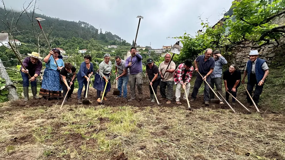 Vecinos de Sistelo participan en la recreaci&oacute;n de la cavada tradicional, recuperando las labores agr&iacute;colas que durante generaciones marcaron la vida en el mundo rural del Alto Minho.