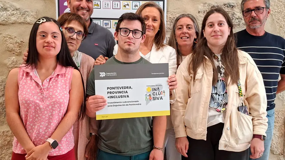 La vicepresidenta de la Diputaci&oacute;n de Pontevedra, Luisa S&aacute;nchez, durante la entrega de la placa del programa Provincia +Inclusiva a Down Vigo, entidad beneficiaria de una ayuda destinada a mejorar la accesibilidad cognitiva y la inclusi&oacute;n de las personas con s&iacute;ndrome de Down y discapacidad intelectual.