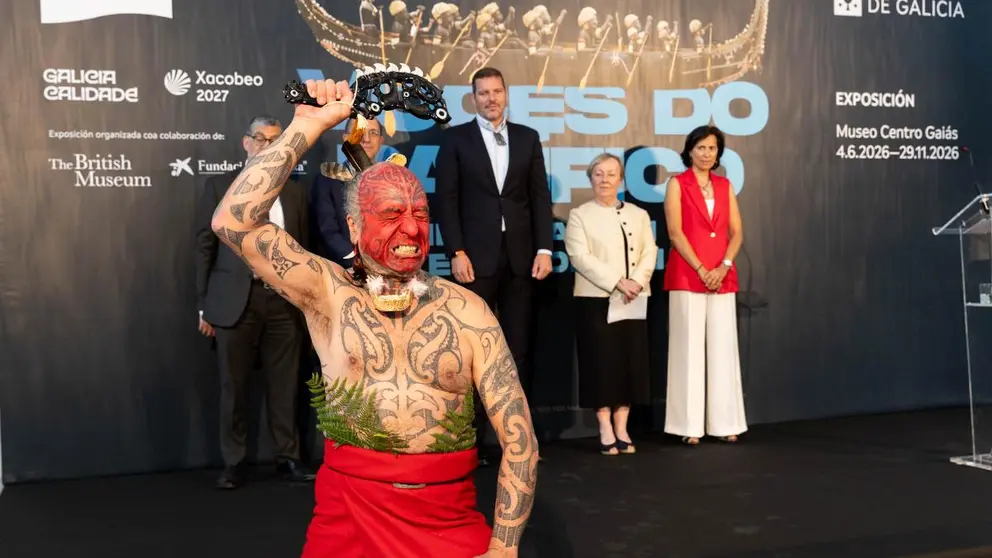 El artista maor&iacute; Georges Nuku protagoniz&oacute; la ceremonia tradicional que sirvi&oacute; como apertura oficial de la exposici&oacute;n Voces del Pac&iacute;fico. Innovaci&oacute;n y tradici&oacute;n en el Museo Centro Gai&aacute;s de la Cidade da Cultura, acompa&ntilde;ado por representantes de la Xunta de Galicia y del British Museum.