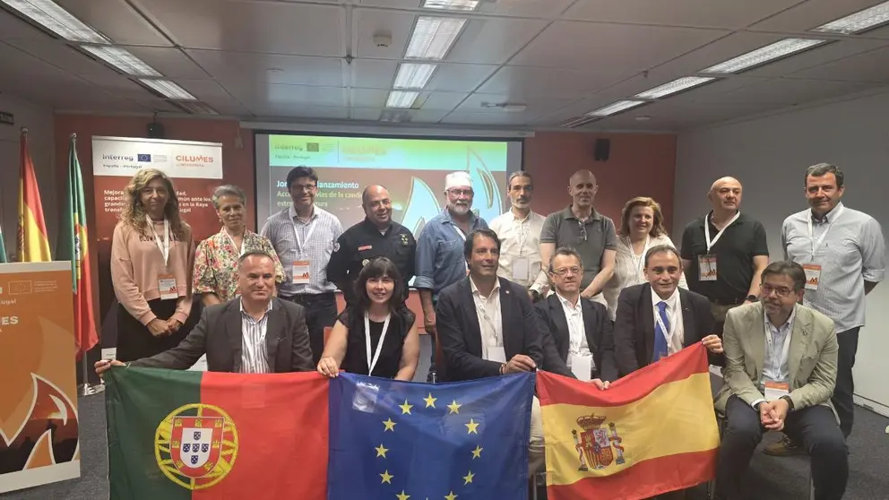 Representantes de las entidades socias y beneficiarias del proyecto europeo CILUMES Interopera posan durante la primera jornada t&eacute;cnica celebrada en Sevilla. La iniciativa, financiada por el programa Interreg POCTEP, reforzar&aacute; la cooperaci&oacute;n entre Espa&ntilde;a y Portugal para mejorar la prevenci&oacute;n y la respuesta ante los grandes incendios forestales en la frontera com&uacute;n.
