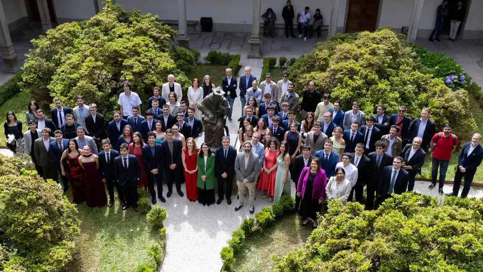Los integrantes de la primera promoci&oacute;n del grado interuniversitario en Inteligencia Artificial posan junto a representantes acad&eacute;micos e institucionales durante el acto de graduaci&oacute;n celebrado en la Universidade de Santiago de Compostela.