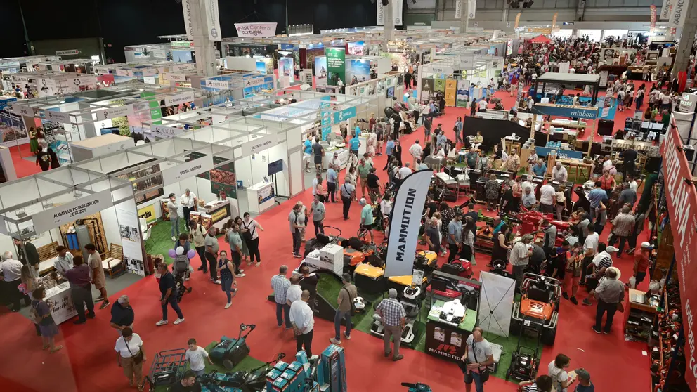 Miles de visitantes recorrieron durante cuatro d&iacute;as los pabellones de la 48&ordf; Feria Internacional Abanca Semana Verde de Galicia, que cerr&oacute; sus puertas con m&aacute;s de 108.000 asistentes y la mejor cifra de expositores de los &uacute;ltimos diecinueve a&ntilde;os.