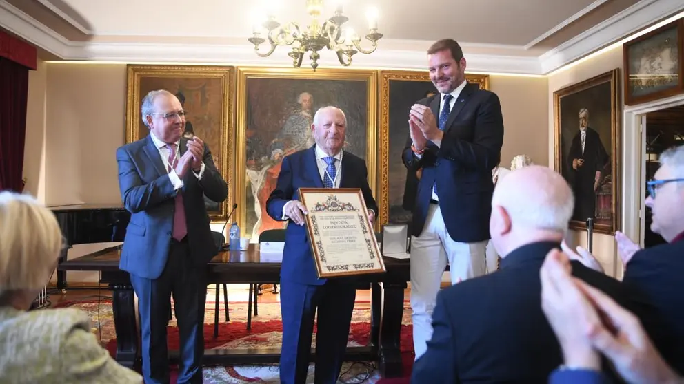 Jos&eacute; Gabriel Barreiro posa coa distinci&oacute;n recibida tras ser reco&ntilde;ecido coa Medalla de Ouro da Real Sociedade Econ&oacute;mica de Amigos do Pa&iacute;s de Santiago, entre os aplausos dos asistentes.
