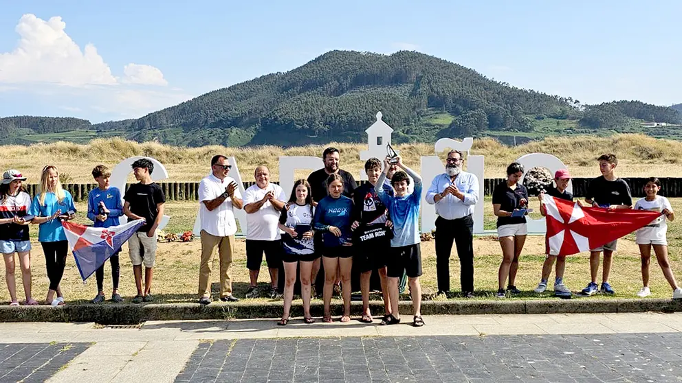 El Real Club N&aacute;utico de La Coru&ntilde;a celebra en Cari&ntilde;o su segundo t&iacute;tulo consecutivo como campe&oacute;n gallego por equipos de clubes de Optimist, acompa&ntilde;ado por el resto de clubes participantes y representantes de la organizaci&oacute;n.