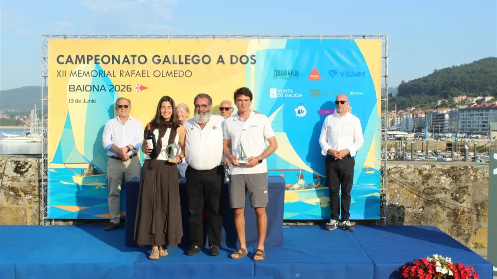 Carlota Hern&aacute;ndez y Esteban Mart&iacute;nez de la Colina reciben sus trofeos como campeones absolutos y de la categor&iacute;a mixta J80 del Campeonato Gallego A Dos, celebrado en Baiona.