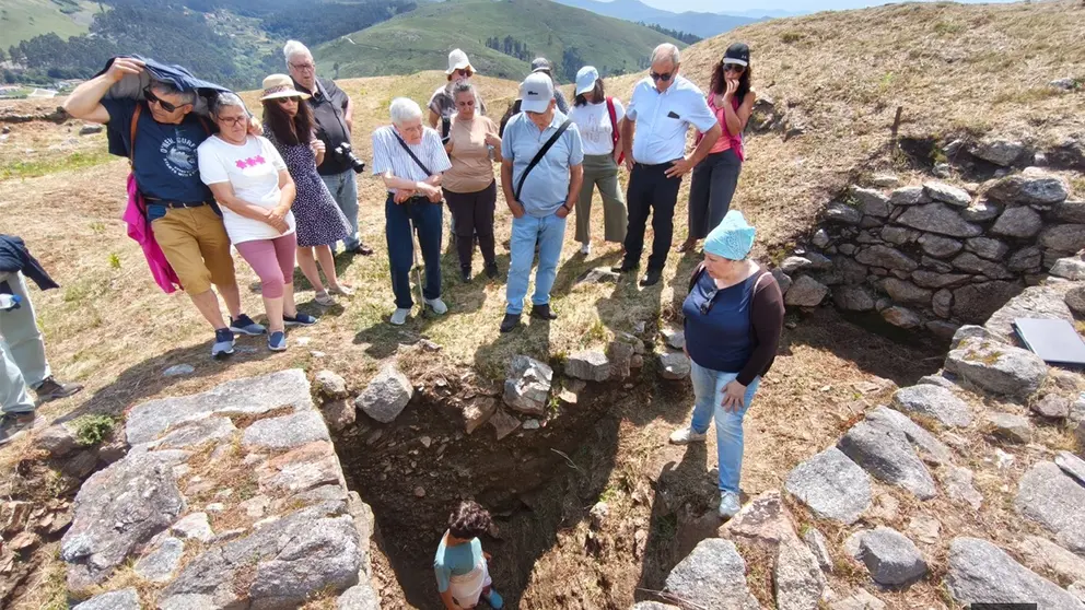 La arque&oacute;loga Rebeca Blanco-Rotea explica a los asistentes los trabajos arqueol&oacute;gicos realizados en el Forte do Bragandelo y la importancia hist&oacute;rica de este conjunto defensivo.