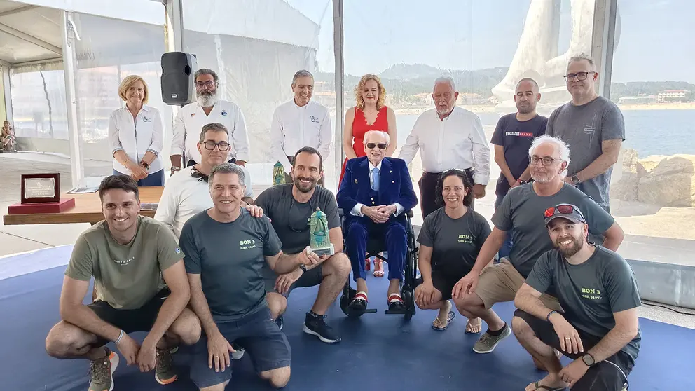 Foto de familia de las tripulaciones premiadas en la XXVI edici&oacute;n del Gran Trofeo Faro de Corrubedo &ndash; Regata Ramiro Carregal Rey, junto a autoridades y representantes de la organizaci&oacute;n.