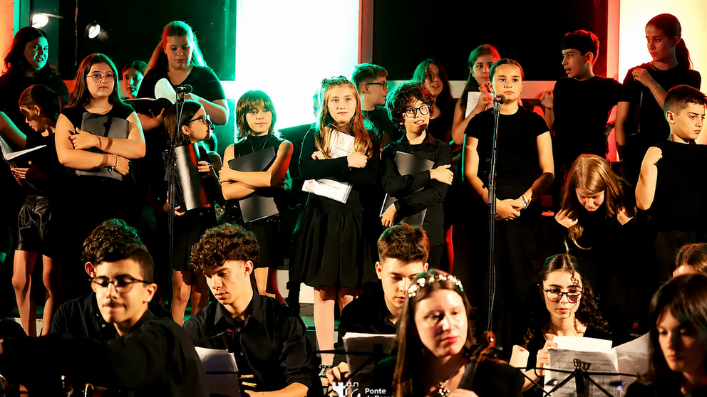 Alumnos de la Academia de M&uacute;sica de Ponte da Barca protagonizaron el espect&aacute;culo de clausura del a&ntilde;o lectivo, una gala que reuni&oacute; a 136 participantes sobre el escenario y combin&oacute; m&uacute;sica, interpretaci&oacute;n y talento joven.