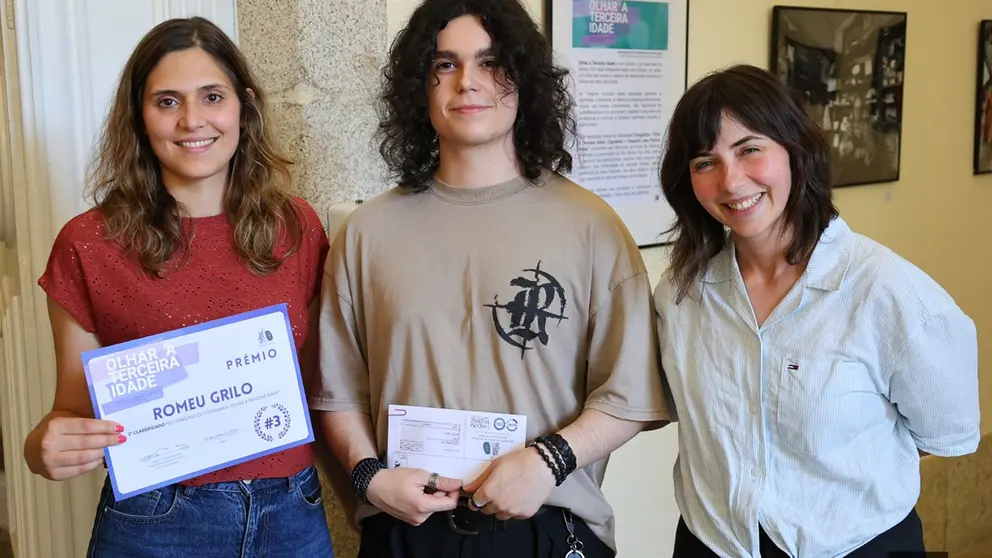 Los premiados del concurso fotogr&aacute;fico &ldquo;Mirar la Tercera Edad: Dignidad y Respeto por la Persona Mayor&rdquo; recibieron sus reconocimientos durante la inauguraci&oacute;n de la muestra en la Biblioteca Municipal de Arcos de Valdevez acompa&ntilde;ados de la vice presidenta, Emil&iacute;a Cerdeira.