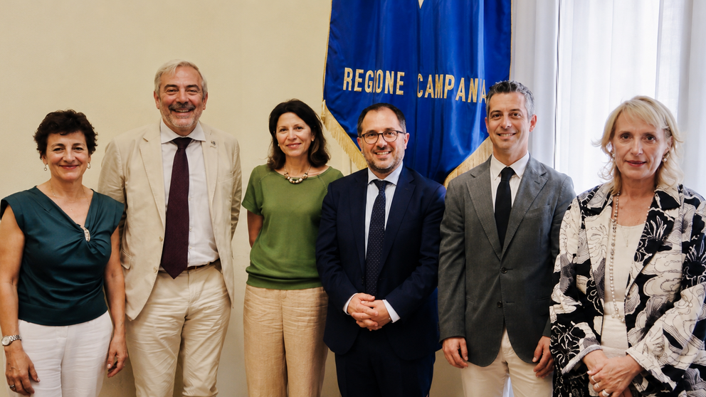 Marcos G&oacute;mez Rom&aacute;n, comisario del Xacobeo 2027, junto a representantes institucionales y responsables del &aacute;rea de turismo de la Regi&oacute;n de Campania durante la reuni&oacute;n de trabajo celebrada en N&aacute;poles para reforzar la promoci&oacute;n internacional de Galicia y del Camino de Santiago en el mercado italiano.