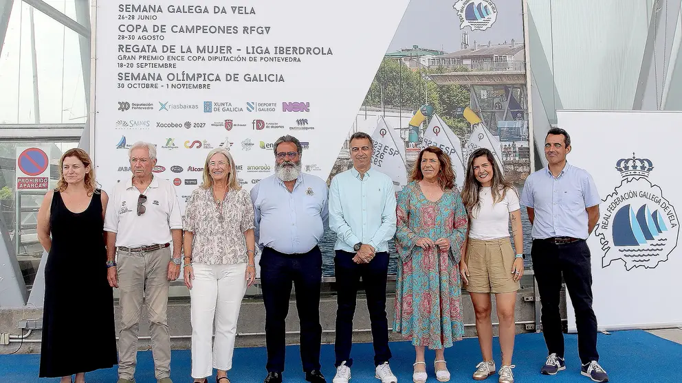 Representantes da Real Federaci&oacute;n Galega de Vela, da Xunta de Galicia, da Deputaci&oacute;n de Pontevedra, do Concello de Vilagarc&iacute;a e doutras entidades colaboradoras participaron na presentaci&oacute;n da Copa Galicia de Vela 2026, que reunir&aacute; m&aacute;is de 240 regatistas no Centro Galego de Vela.