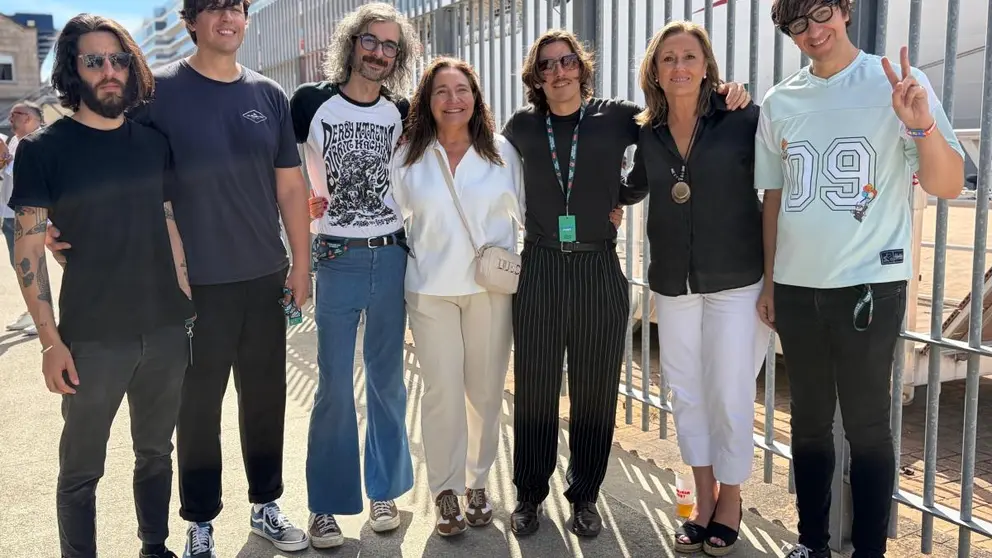 Ana Ortiz y Luisa S&aacute;nchez, junto a varios de los artistas participantes en la segunda edici&oacute;n del Galicia Fest, en el muelle de Trasatl&aacute;nticos del Puerto de Vigo.