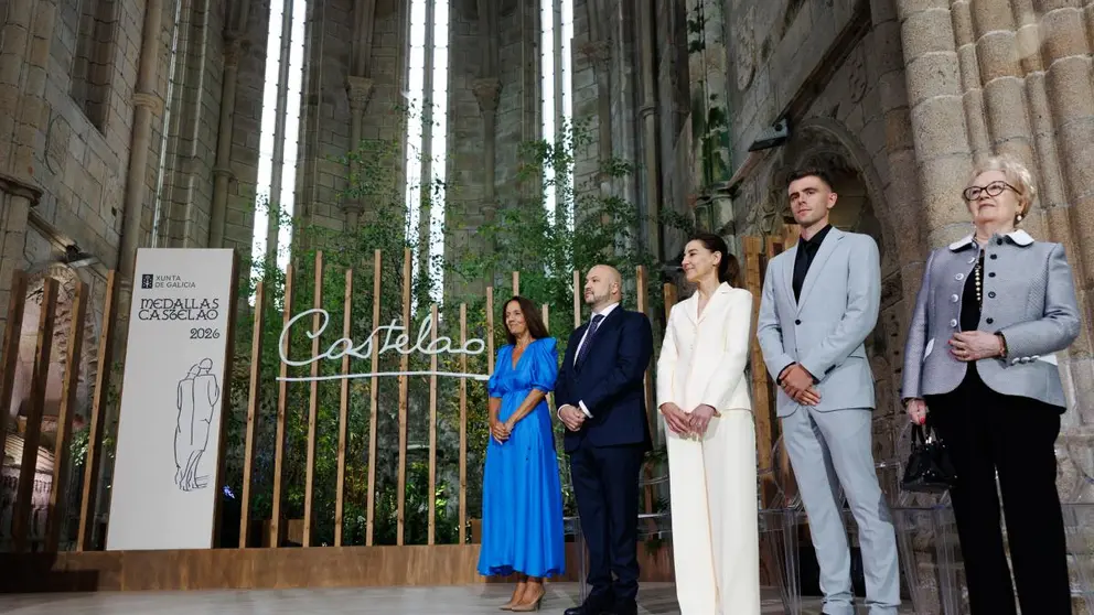 Los cinco distinguidos con las Medallas Castelao 2026, momentos antes de recibir la m&aacute;xima distinci&oacute;n honor&iacute;fica que concede la Xunta de Galicia en reconocimiento a su trayectoria y contribuci&oacute;n a la sociedad gallega.