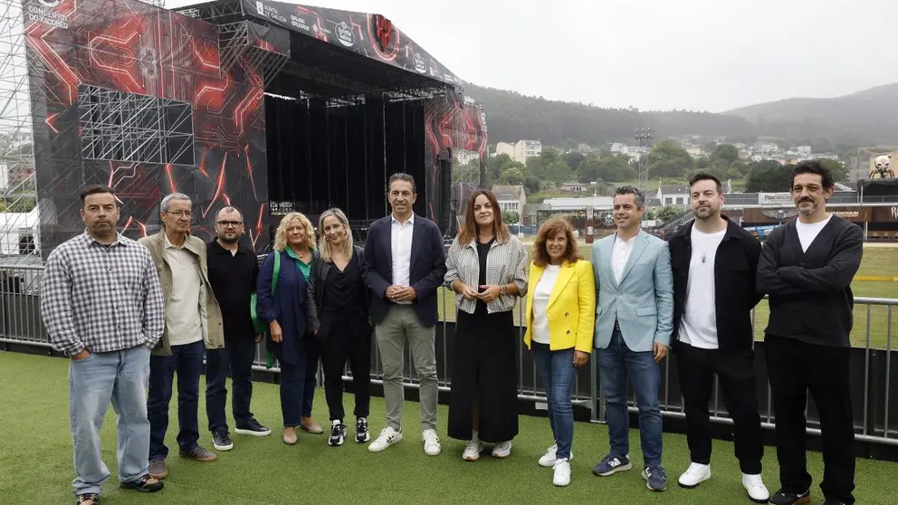 Representantes del Xacobeo, de la Xunta y de la organizaci&oacute;n del Resurrection Fest, durante la visita al recinto del festival en Viveiro para comprobar los trabajos de montaje.