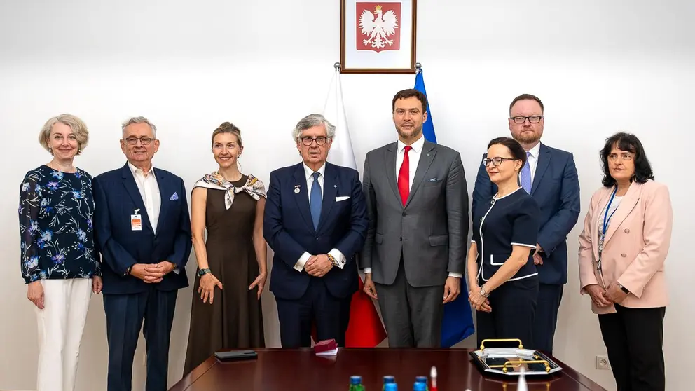 Juan Manuel Vieites, presidente de la Confederaci&oacute;n de Empresarios de Galicia (CEG) y c&oacute;nsul honorario de Polonia, posa junto al viceministro de Agricultura y Desarrollo Rural de Polonia, Adam Nowak, y representantes institucionales de ambos pa&iacute;ses durante el encuentro celebrado en Varsovia tras la entrega de la Distinci&oacute;n Honor&iacute;fica al M&eacute;rito en la Agricultura.