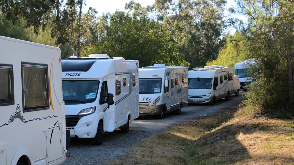 Las autocaravanas de la X Ruta Yakart &ldquo;Camino de Santiago&rdquo; avanzan en caravana durante su etapa por Sabucedo, antes de continuar rumbo a Pontevedra.