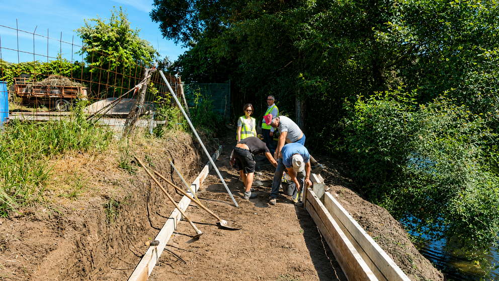 Trabajos de rehabilitaci&oacute;n en las m&aacute;rgenes del r&iacute;o Vez, donde el Ayuntamiento de Arcos de Valdevez mejora los pavimentos y pasarelas de la Ecov&iacute;a para reforzar la seguridad, la accesibilidad y la integraci&oacute;n paisaj&iacute;stica del recorrido.