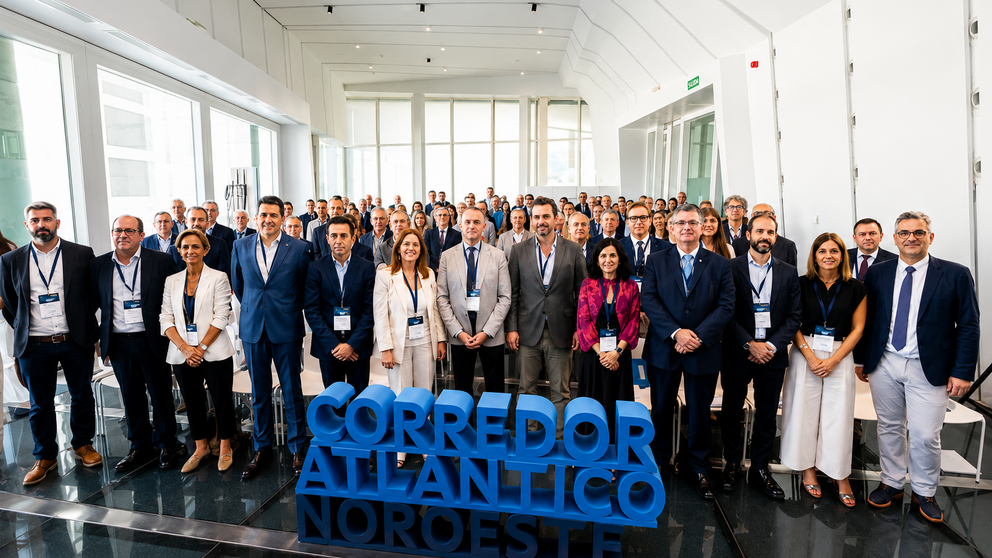 Representantes institucionales y empresariales de Galicia, el Norte de Portugal y Castilla y Le&oacute;n participaron en la presentaci&oacute;n del proyecto europeo POCTEP para impulsar el Corredor Atl&aacute;ntico del Noroeste y acelerar la conexi&oacute;n ferroviaria transfronteriza entre Vigo y Oporto.