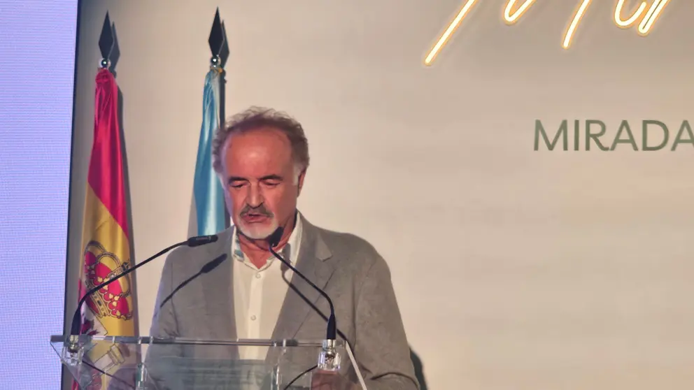 Acto de presentaci&oacute;n de Miradas do Cami&ntilde;o, de Manuel Quintana Martelo, en la Cidade da Cultura, con la intervenci&oacute;n institucional en un escenario concebido como una evocaci&oacute;n visual y espiritual de la ruta jacobea.
