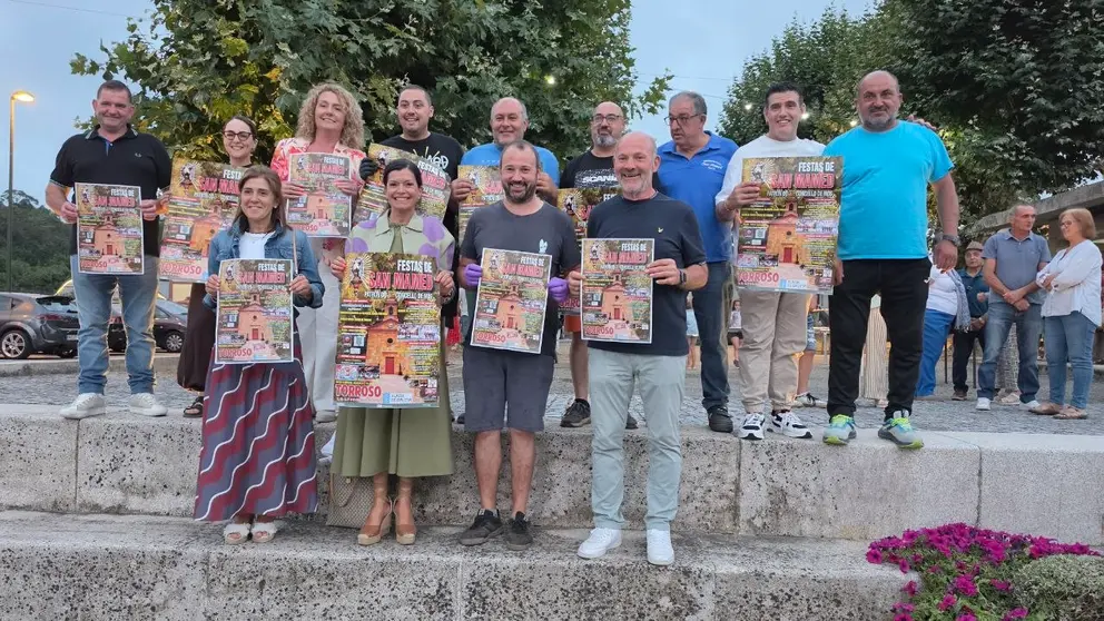 La comisi&oacute;n de fiestas con los miembros del gobierno municipal con su alcaldesa a la cabeza, Nidia Ar&eacute;valo. R. LEDO.