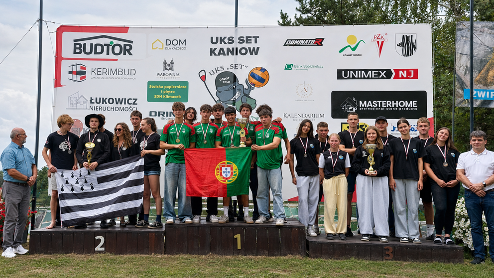 La selecci&oacute;n portuguesa celebra en el podio uno de los t&iacute;tulos conquistados en el Junior International Championship de kayak polo, disputado en Kani&oacute;w (Polonia).