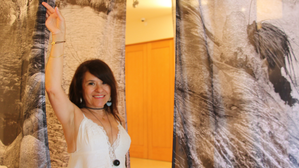 Olga Caldas, junto a una de las obras de su exposici&oacute;n El jard&iacute;n de senderos que se bifurcan, en la Casa das Artes de Arcos de Valdevez.