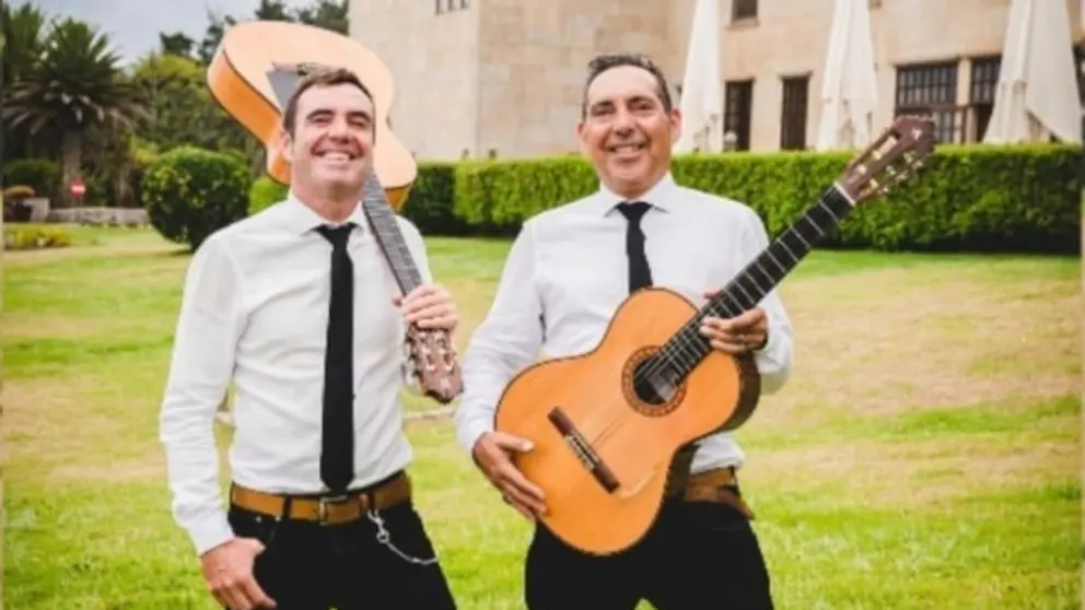 Tonichi e Pacheco, durante unha das s&uacute;as actuaci&oacute;ns. O d&uacute;o do Val Mi&ntilde;or actuar&aacute; este luns na Praza do Concello de Nigr&aacute;n.