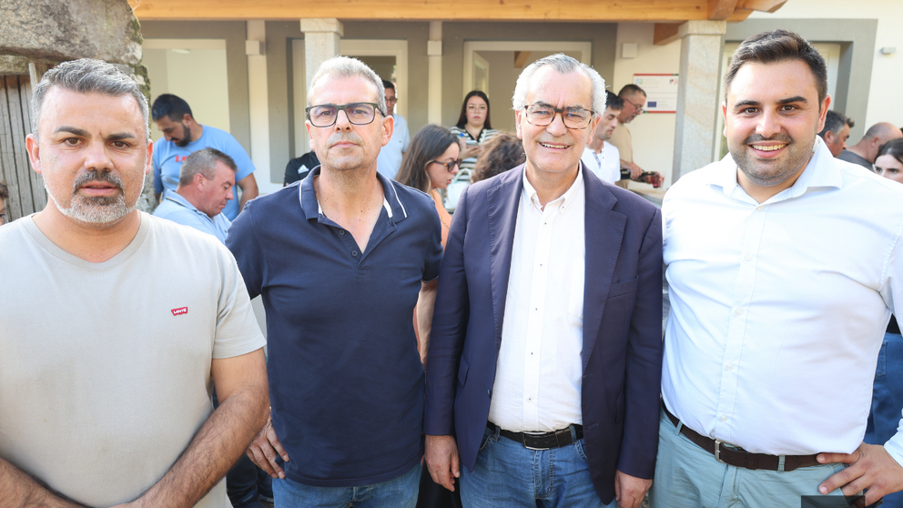 Representantes municipales y vecinales, junto al presidente de la C&aacute;mara Municipal de Arcos de Valdevez, Oleg&aacute;rio Gon&ccedil;alves, durante la inauguraci&oacute;n del Centro de Apoyo al Turismo de Sistelo.