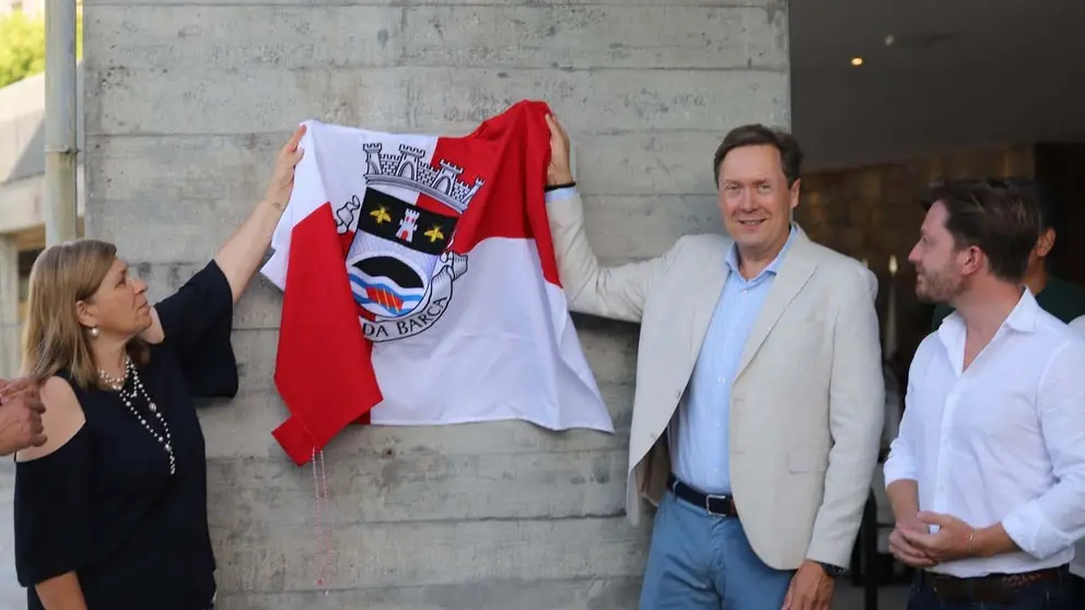 Descubrimiento de la placa conmemorativa de la renovaci&oacute;n del bar de las piscinas municipales.