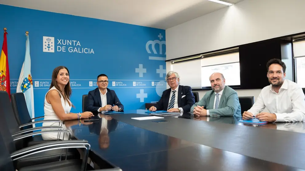 Representantes de la Xunta, la CEG y UGT-Galicia durante la firma del Plan integral para mejorar la prevenci&oacute;n, el bienestar laboral y la reincorporaci&oacute;n saludable al trabajo en Galicia entre 2026 y 2029.