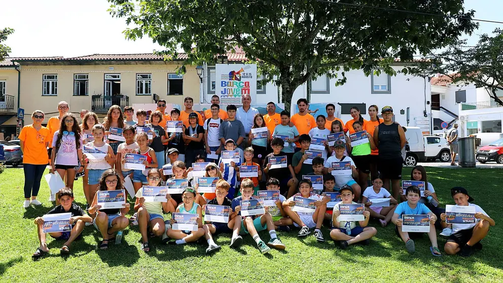 Foto de familia de los participantes y monitores de Barca Jovem tras la entrega de los certificados de participaci&oacute;n.