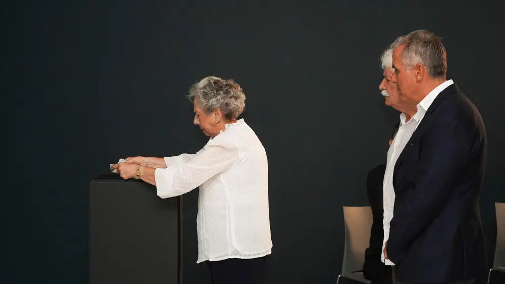 A filla de B&oacute;veda e Amalia Valc&aacute;rcel depositou as cascas do pi&ntilde;eiro da Caeira ante &ldquo;A derradeira leici&oacute;n do mestre&rdquo;, o cadro de Castelao que reflexa o asasinato de B&oacute;veda e que se pode visitar no Museo ata o 27 de setembro