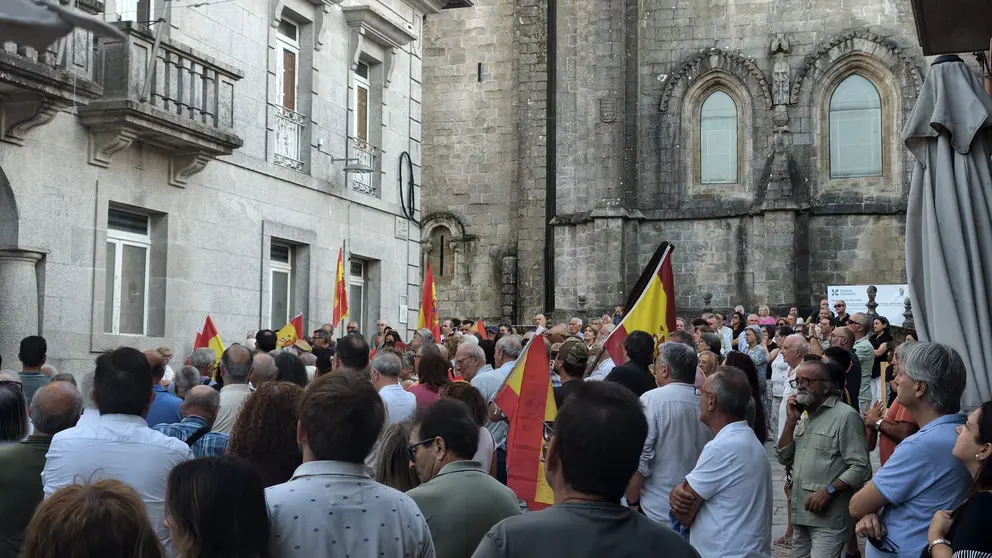 La plaza ante el Concello reuni&oacute; a numerosos tudenses en una movilizaci&oacute;n convocada coincidiendo con el D&iacute;a de Ceuta.