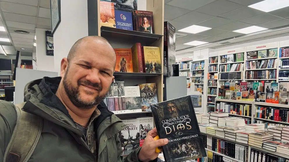 V&iacute;ctor Hugo P&eacute;rez Gallo, escritor y profesor de escritura creativa, con un ejemplar de su &uacute;ltima novela, "Confabulados con Dios", publicada por Edhasa.