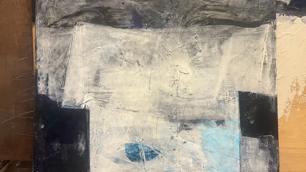 Obra de Xoti de Luis, en la que la materia, el gesto y la abstracci&oacute;n construyen un lenguaje pl&aacute;stico marcado por la experimentaci&oacute;n y la libertad formal.